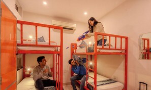 Superior 4 Bed Mixed Dorm (shared common washroom) | Cofres nos quartos, quartos à prova de som