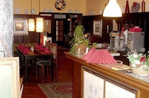 Un comedor con mesa y sillas, una cocina equipada y un árbol de Navidad.
