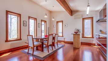 Stadtwohnung, 3 Schlafzimmer | Eigene Kochnische | Kühlschrank, Mikrowelle, Herdplatte, Geschirrspüler