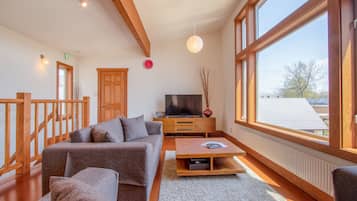 Casa de ciudad, 3 habitaciones | Sala de estar | Televisión de 42 pulgadas con canales digitales y Netflix