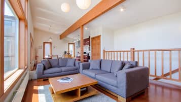 Stadtwohnung, 3 Schlafzimmer | Wohnzimmer | 42-Zoll-Fernseher mit Digitalempfang, Netflix