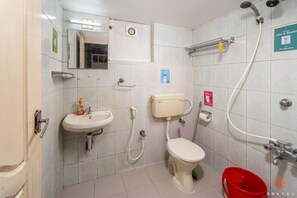 Yhteismajoitus, sekamajoitus (6 Beds) | Kylpyhuone | Suihku, pyyhkeet, saippua, vessapaperi