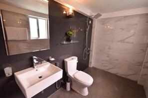 Shower, rainfall showerhead, free toiletries - Top Terrace Cottage (Nuwara Eliya)