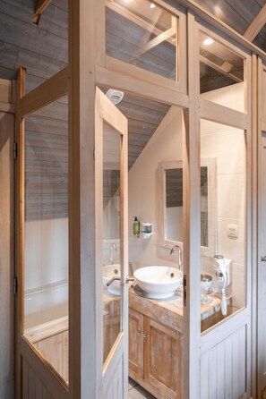 Superior Double Room | Bathroom | Free toiletries, hair dryer, towels - La Vinotière (Le Conquet)