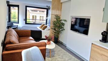 Estudio panorámico, 1 habitación, vista a la ciudad, en esquina | Área de sala de estar | Smart TV