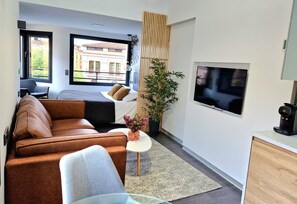 Panoramic Studio, 1 Bedroom, City View, Corner | Living area | Smart TV - Plasencia Plaza Mayor Luxury (Plasencia)