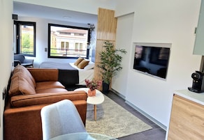 Estudio panorámico, 1 habitación, vistas a la ciudad, en esquina | Zona de estar | Una Smart TV