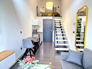 Dúplex Deluxe, 1 habitación, en una planta alta | Zona de estar | Una Smart TV