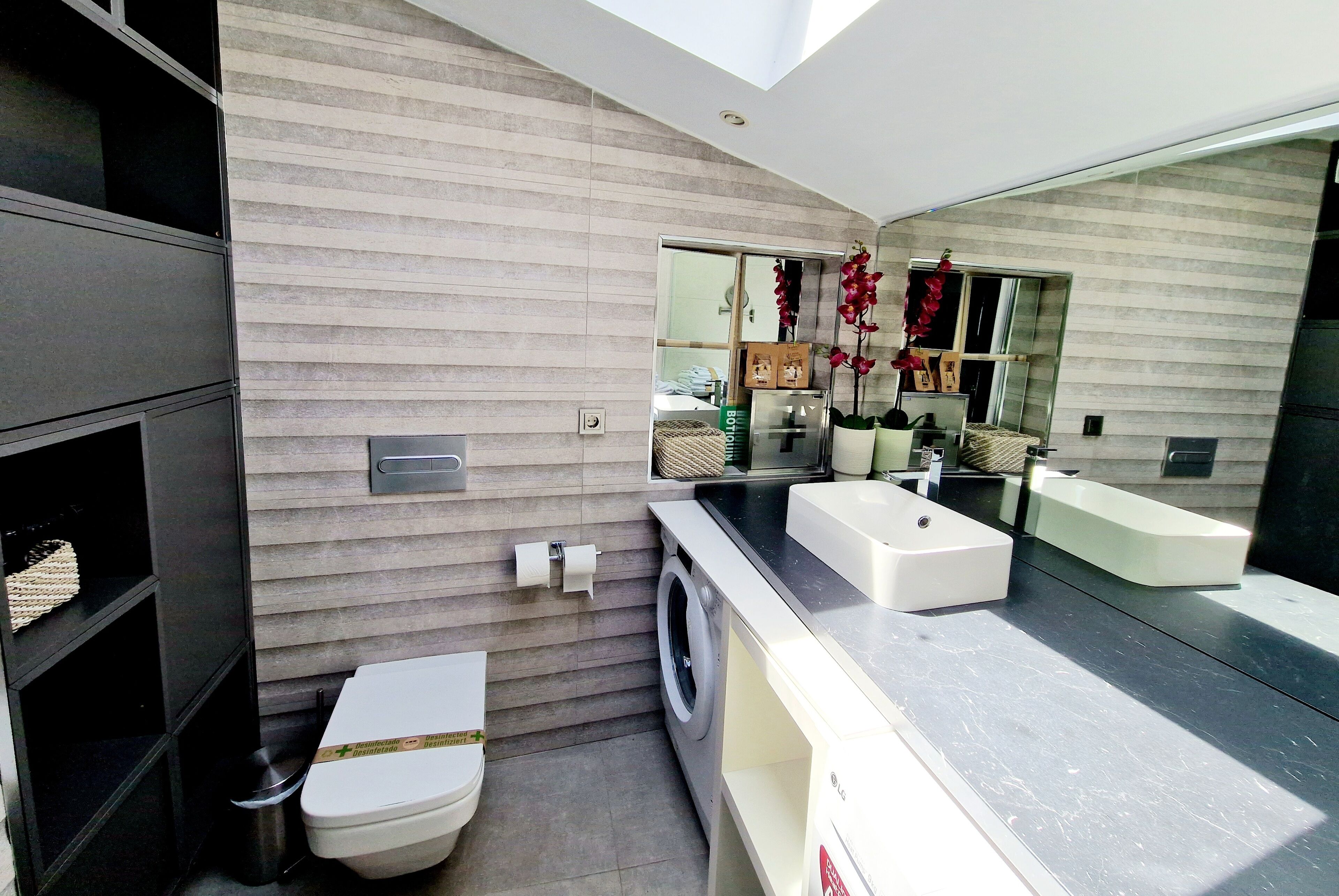 Deluxe Duplex, 1 Bedroom, Tower | Bathroom | Shower, rainfall showerhead, free toiletries, hair dryer
