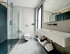 Premium studio suite | Badkamer | Een douche, een regendouche, gratis toiletartikelen, een haardroger