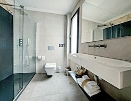 Premium Studio Suite | Bathroom