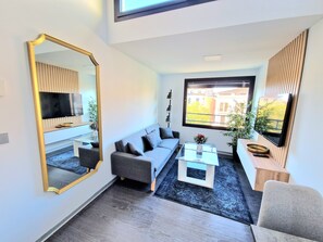 Toetasjesleilighet – deluxe, 1 soverom, tårn | Oppholdsområde | Smart-TV