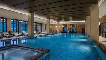 من حمّامات السباحة المغطاة، حمّام سباحة خارجي