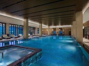 Una piscina techada, una piscina al aire libre