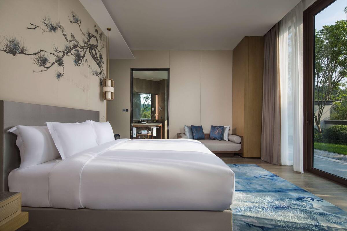 Premium bedding, down comforters, minibar, in-room safe