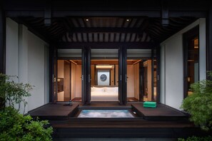 Premium bedding, down comforters, minibar, in-room safe - Banyan Tree Anji (Huzhou)