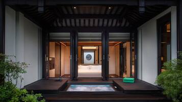 Premium bedding, down duvets, minibar, in-room safe