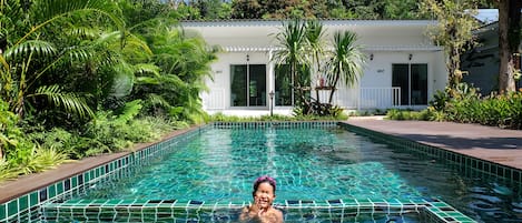 Una piscina al aire libre