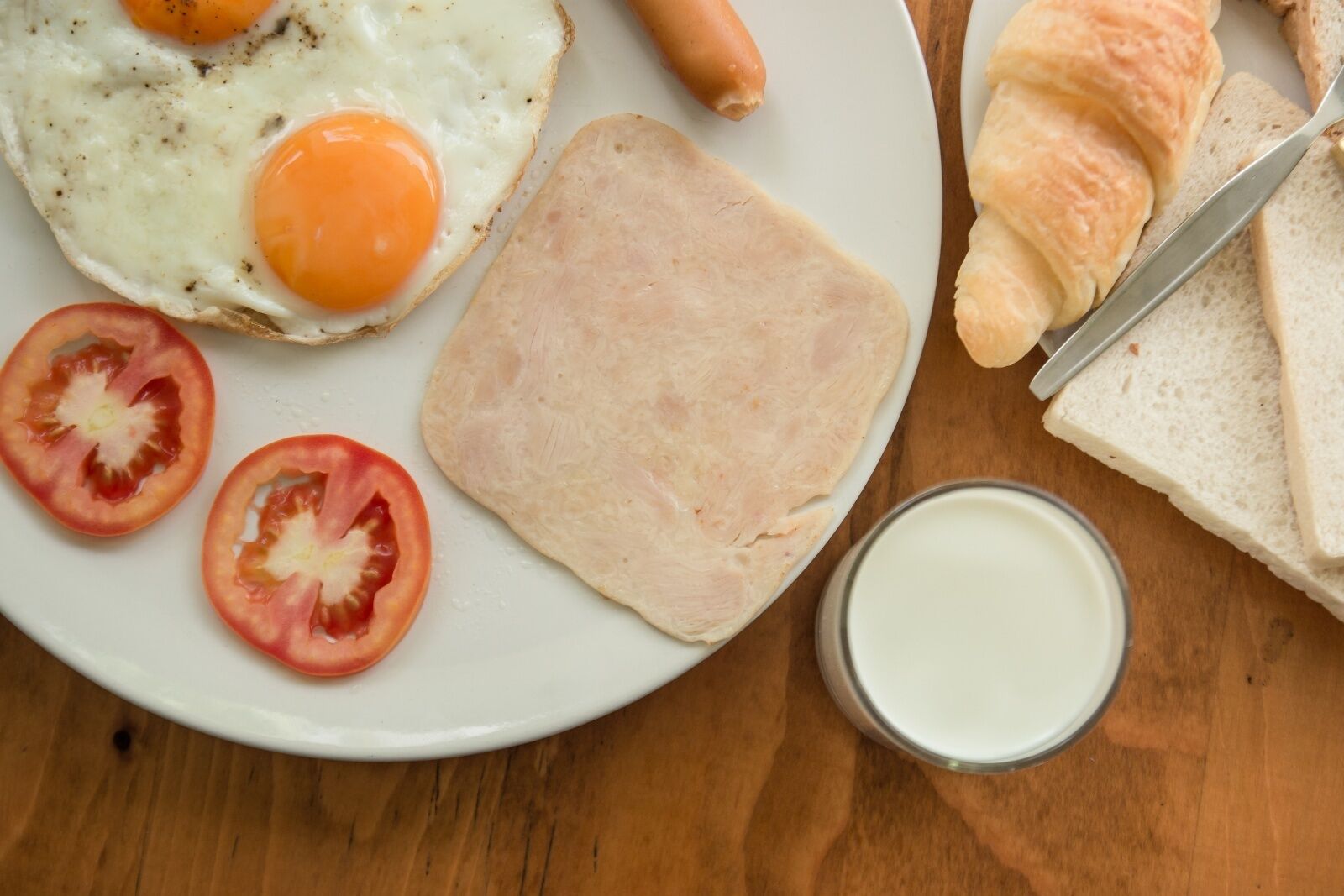 daily buffet breakfast (thb 200 per person)