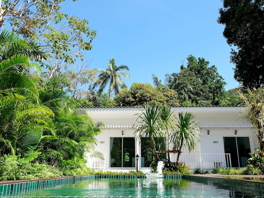 Una piscina al aire libre