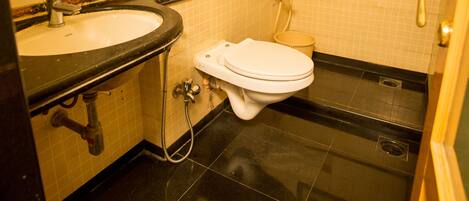 Un baño con lavabo, inodoro y ducha.