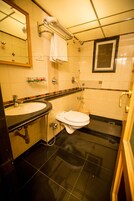 Een douche, een regendouche, gratis toiletartikelen, handdoeken