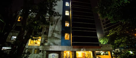 Bagian depan properti - sore/malam