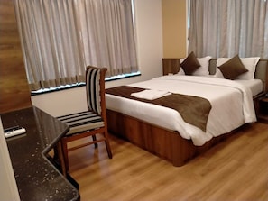 Muebles diferentes, cortinas blackout y tabla de planchar con plancha 