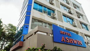 Un immeuble à plusieurs étages sur lequel on peut lire l’inscription « HÔTEL ASHWIN ».