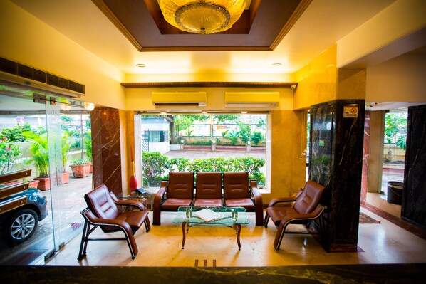 Lobby sitting area - Hotel Ashwin (Mumbai)
