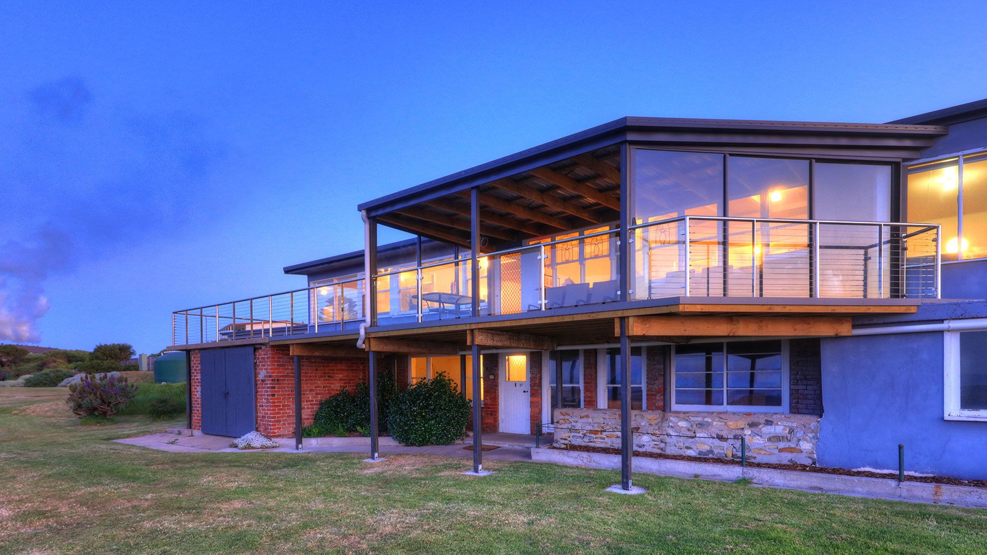 Vista frontal de la propiedad por la tarde o noche