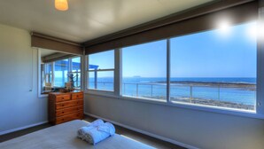 Panoramic House, 3 Bedrooms, 2 Bathrooms, Sea View | Pemandangan dari bilik