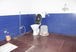 스위트, 킹사이즈침대 1개 | 욕실 | 샤워 시설, 레인폴 샤워기, 무료 세면용품, 타월