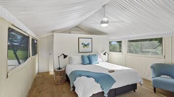 4 bedrooms, Egyptian cotton sheets, premium bedding, pillow-top beds