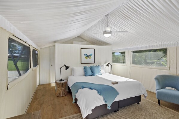 Premium Pavillion with Free Parking | Egyptian cotton sheets, premium bedding, pillowtop beds, minibar - Sanctuary By Sirromet (Mount Cotton)