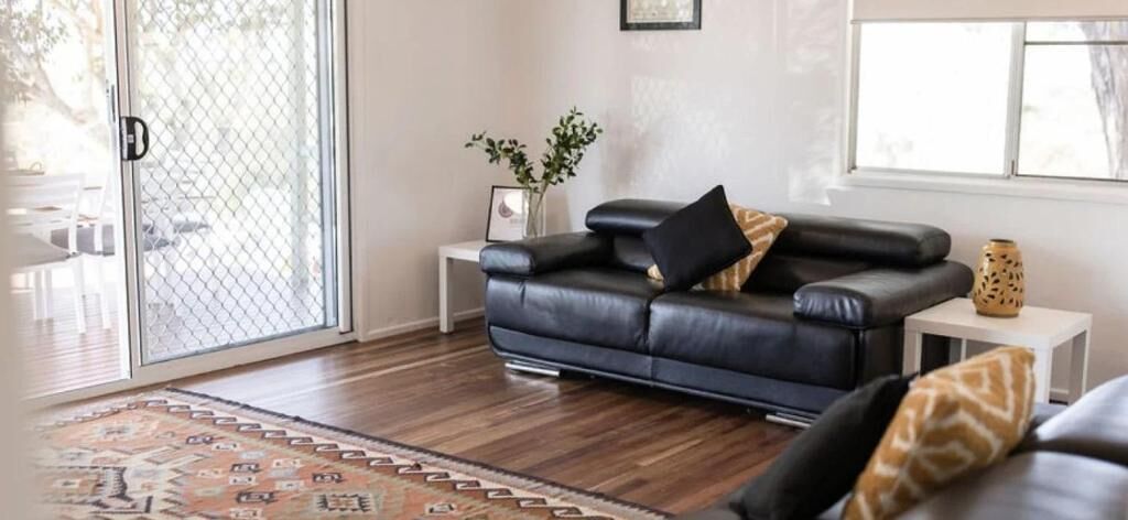 winemaker's cottage with free parking | living area