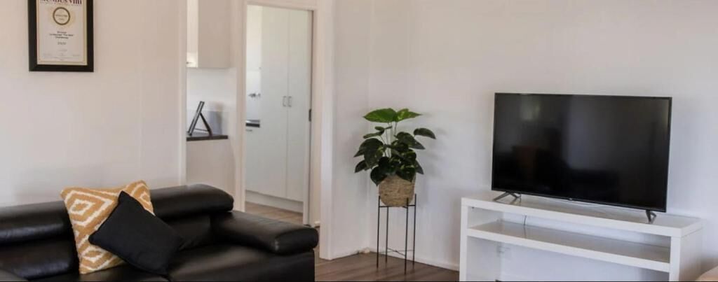 winemaker's cottage with free parking | living area