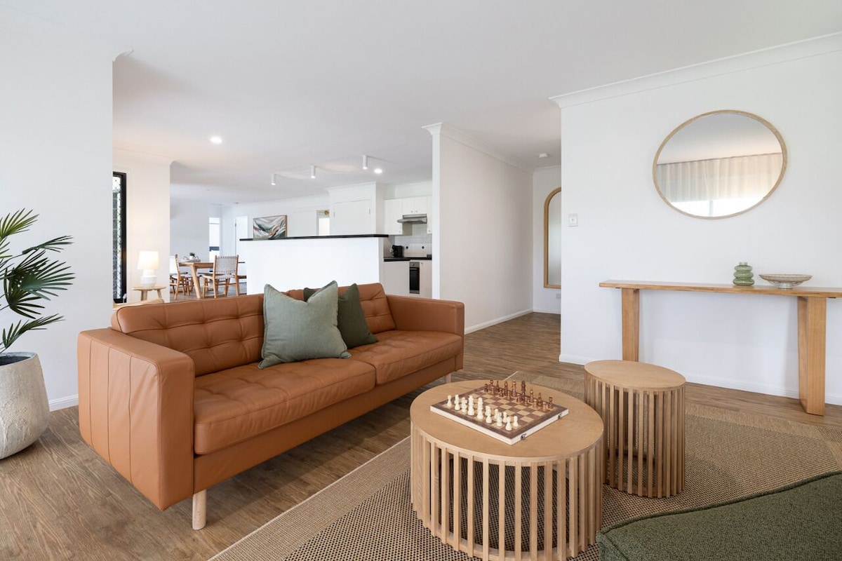 Merlot House with Free Parking | Living area
