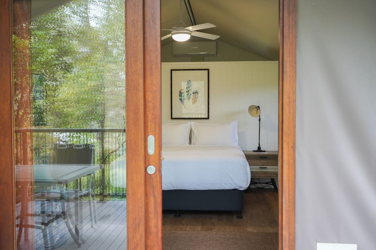 Premium Pavillion with Free Parking | Egyptian cotton sheets, premium bedding, pillowtop beds, minibar