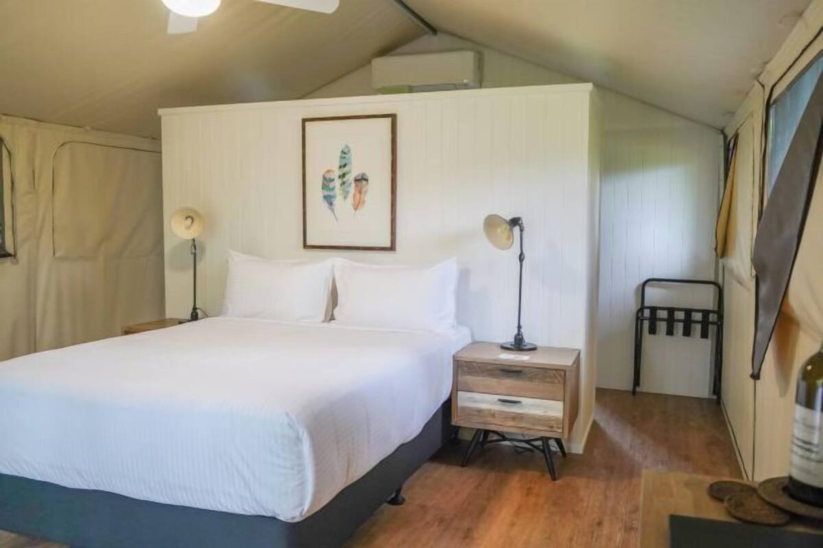 Egyptian cotton sheets, premium bedding, pillowtop beds, minibar