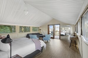 Laguna Pavillion with Free Parking | Egyptian cotton sheets, premium bedding, pillow-top beds, minibar - Sanctuary By Sirromet (Mount Cotton)