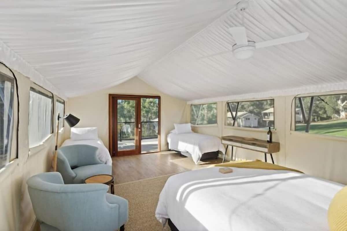 4 bedrooms, Egyptian cotton sheets, premium bedding, pillowtop beds