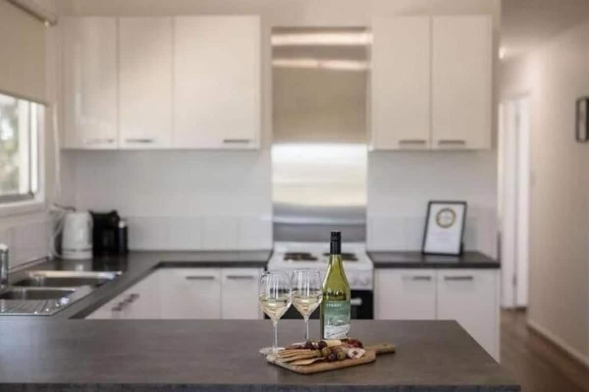 winemaker's cottage with free parking | private kitchen | espresso maker, coffee/tea maker, electric kettle