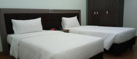 Escritorio, wifi gratis, ropa de cama