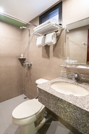 Bathroom - OYO 196 Destiny Hotel (Makati)