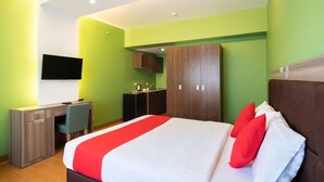 Deluxe Double Room | Desk, WiFi (free), bed sheets - OYO 196 Destiny Hotel (Makati)