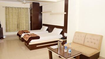 Tabla de planchar con plancha y ropa de cama