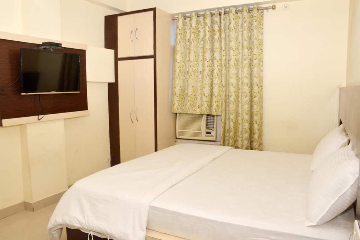 Standard Double Room, 1 Double Bed, City View | Iron/ironing board, bed sheets