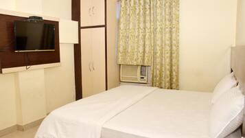 Tabla de planchar con plancha y ropa de cama