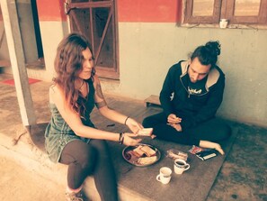 Desayuno continental diario (USD 2 por persona)